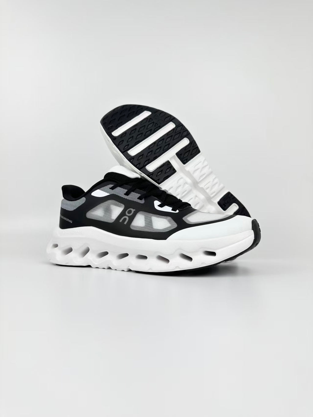 ON CLOUD REMIX Noir Blanc