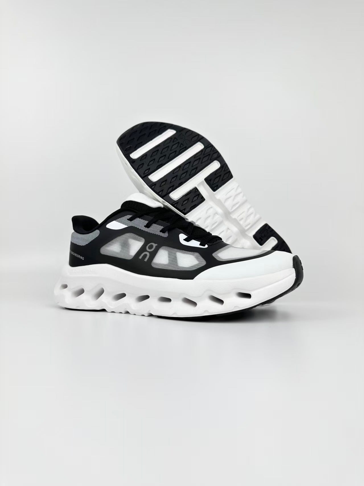 ON CLOUD REMIX Noir Blanc