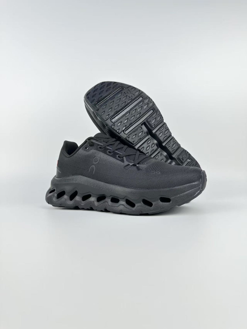 ON CLOUD Noir