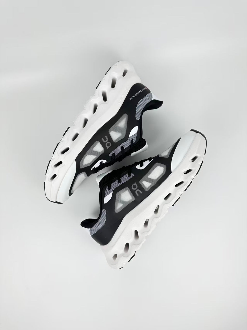 ON CLOUD REMIX Noir Blanc