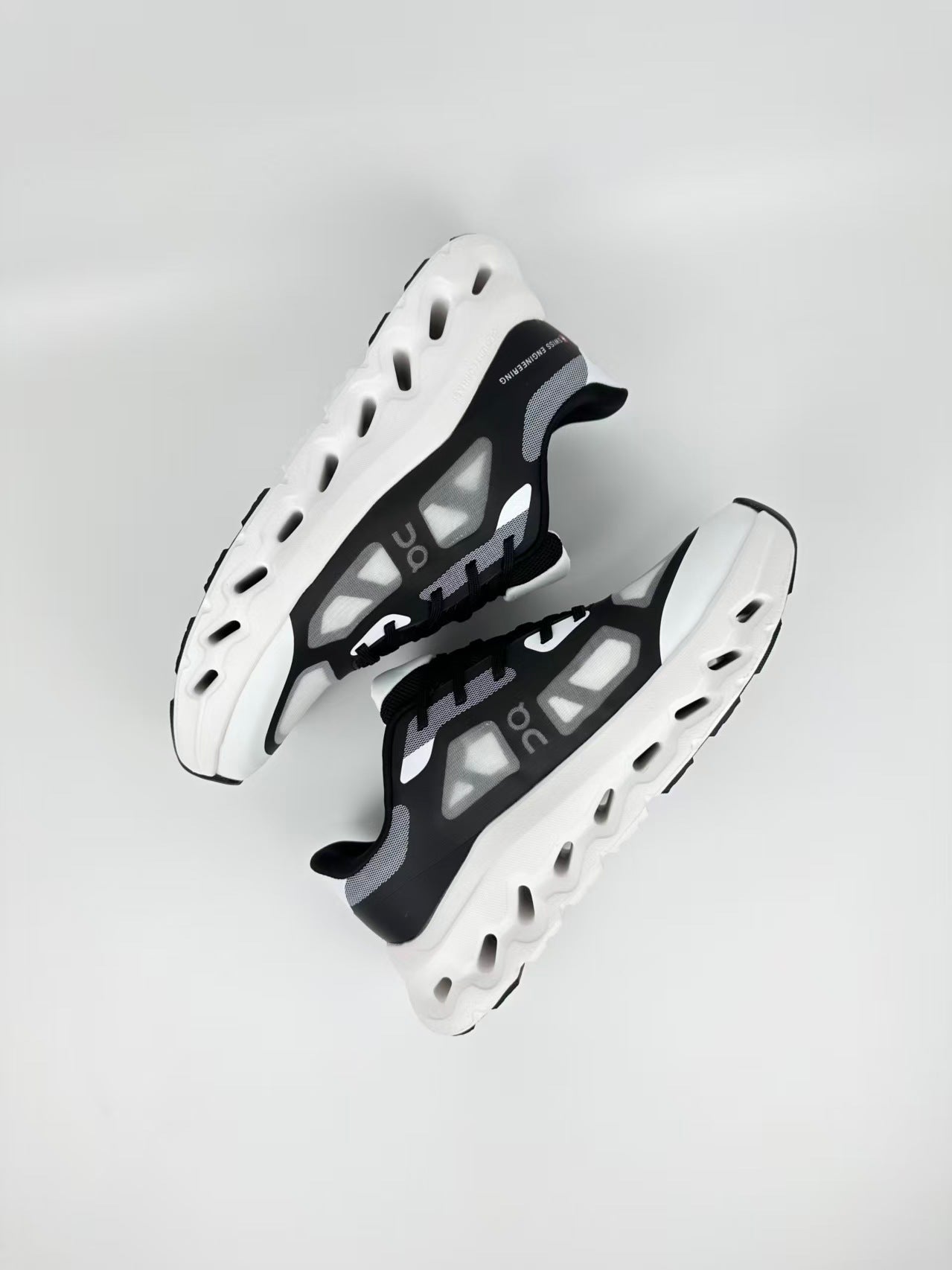 ON CLOUD REMIX Noir Blanc