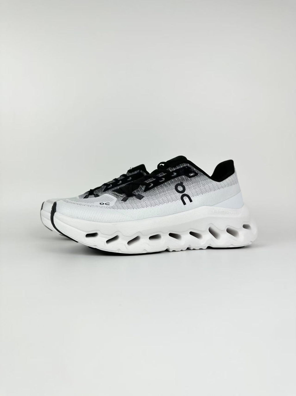ON CLOUD Noir Blanc