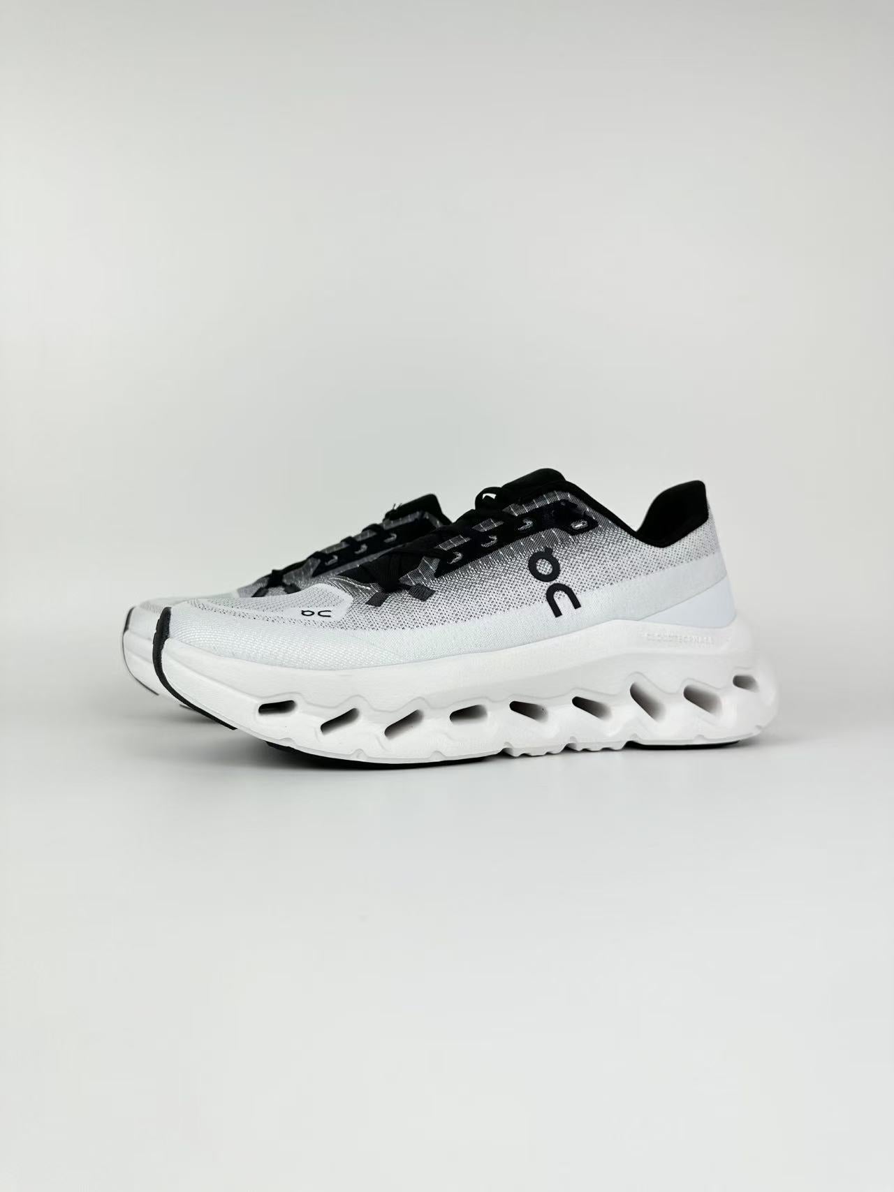 ON CLOUD Noir Blanc
