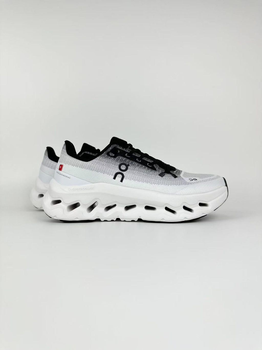 ON CLOUD Noir Blanc