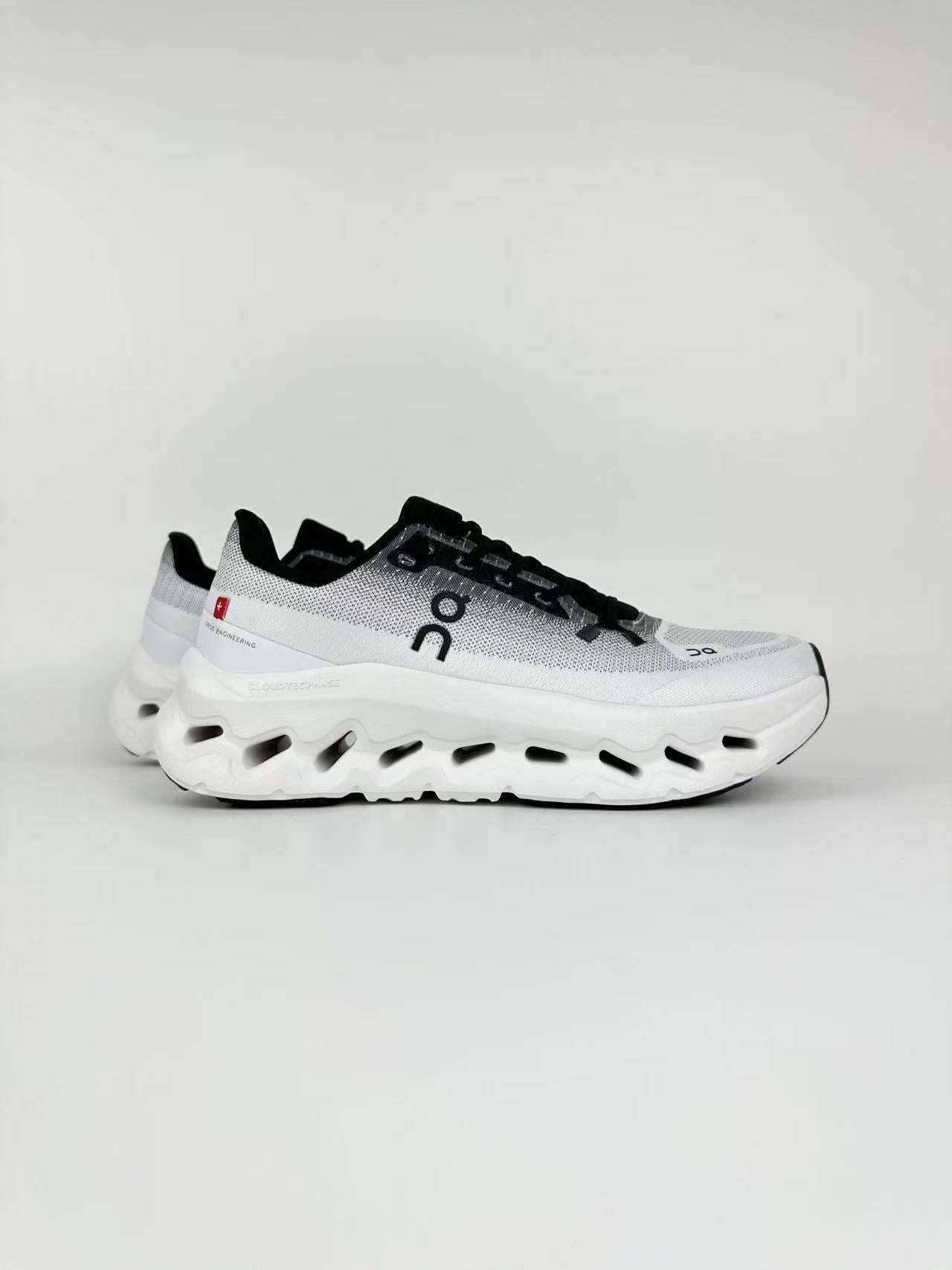 ON CLOUD Noir Blanc